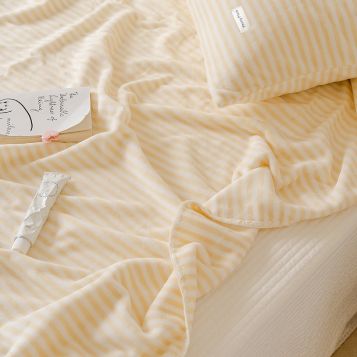 91家纺网 家纺一手货源 找家纺 洋铭区 2021新款牛奶绒彩虹条毯子系列 彩虹黄