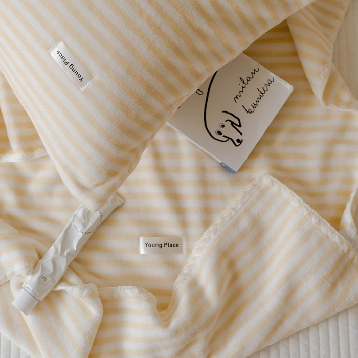 91家纺网 家纺一手货源 找家纺 洋铭区 2021新款牛奶绒彩虹条毯子系列 彩虹黄