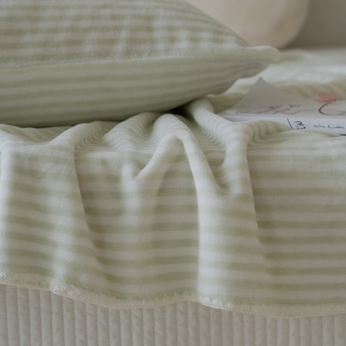 91家纺网 家纺一手货源 找家纺 洋铭区 2021新款牛奶绒彩虹条毯子系列 彩虹绿