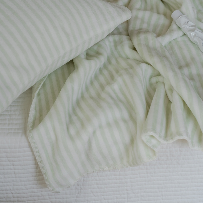 91家纺网 家纺一手货源 找家纺 洋铭区 2021新款牛奶绒彩虹条毯子系列 彩虹绿