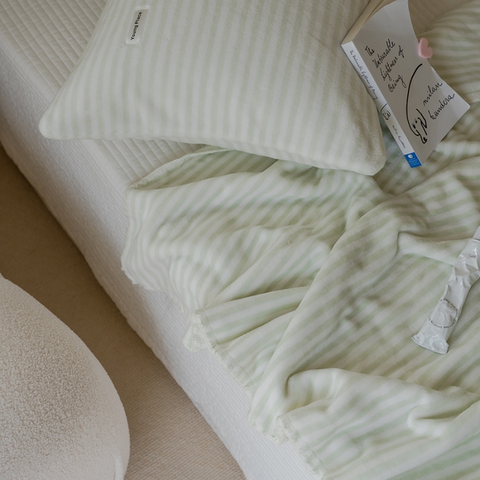 91家纺网 家纺一手货源 找家纺 洋铭区 2021新款牛奶绒彩虹条毯子系列 彩虹绿