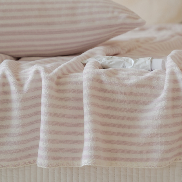 91家纺网 家纺一手货源 找家纺 洋铭区 2021新款牛奶绒彩虹条毯子系列 彩虹紫