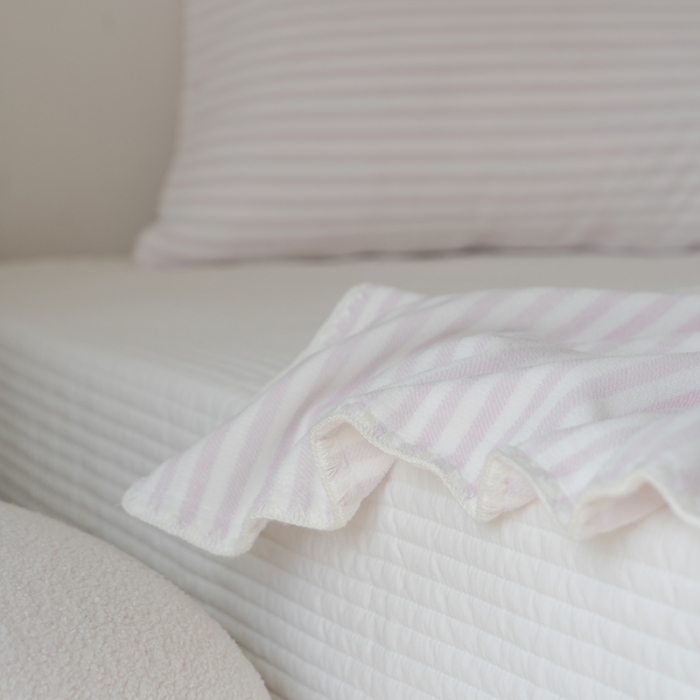 91家纺网 家纺一手货源 找家纺 洋铭区 2021新款牛奶绒彩虹条毯子系列 彩虹紫