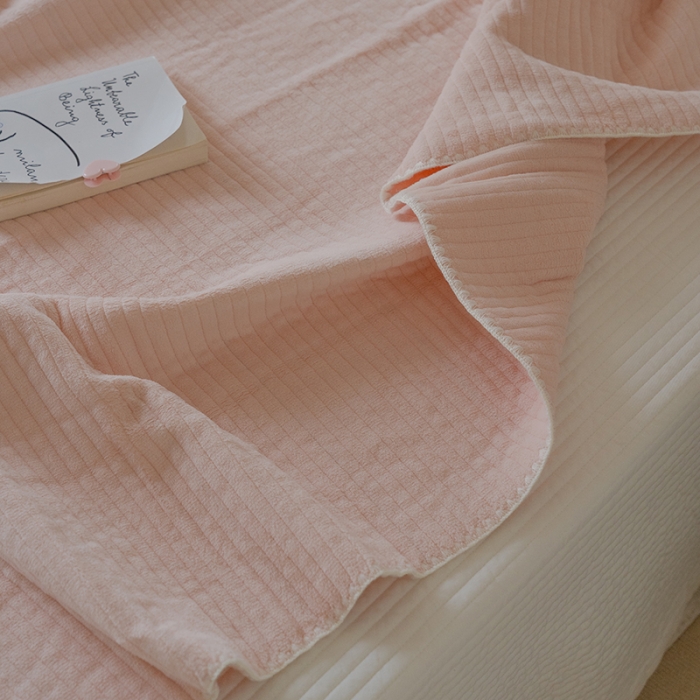 91家纺网 家纺一手货源 找家纺 洋铭区 2021新款牛奶绒绗缝夹棉毯子系列 桃粉