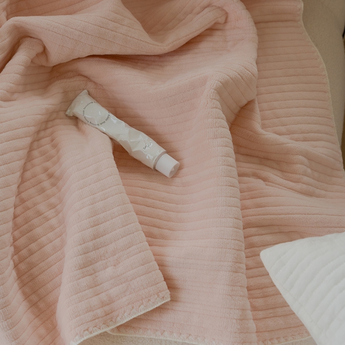 91家纺网 家纺一手货源 找家纺 洋铭区 2021新款牛奶绒绗缝夹棉毯子系列 桃粉