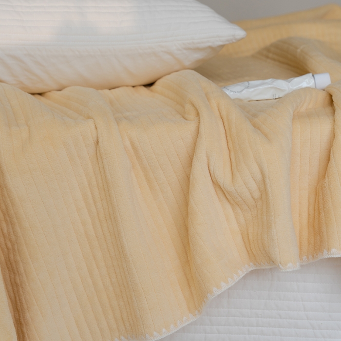 91家纺网 家纺一手货源 找家纺 洋铭区 2021新款牛奶绒绗缝夹棉毯子系列 桃黄