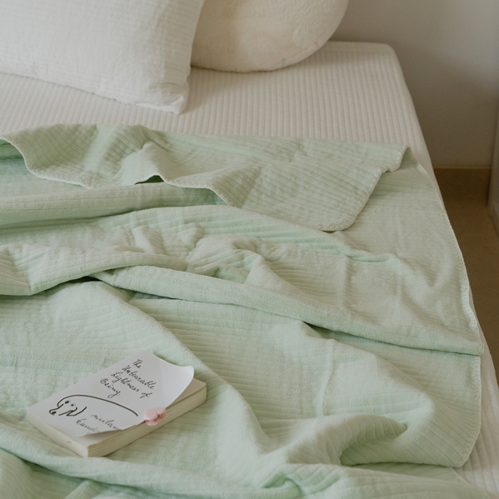 91家纺网 家纺一手货源 找家纺 洋铭区 2021新款牛奶绒绗缝夹棉毯子系列 桃绿