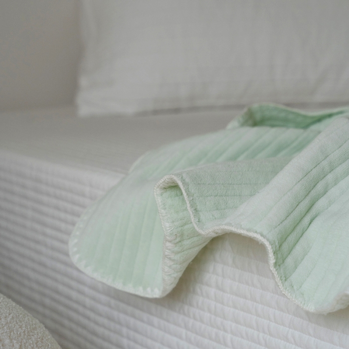 91家纺网 家纺一手货源 找家纺 洋铭区 2021新款牛奶绒绗缝夹棉毯子系列 桃绿