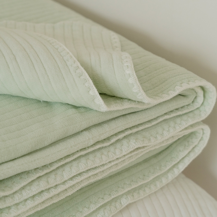 91家纺网 家纺一手货源 找家纺 洋铭区 2021新款牛奶绒绗缝夹棉毯子系列 桃绿