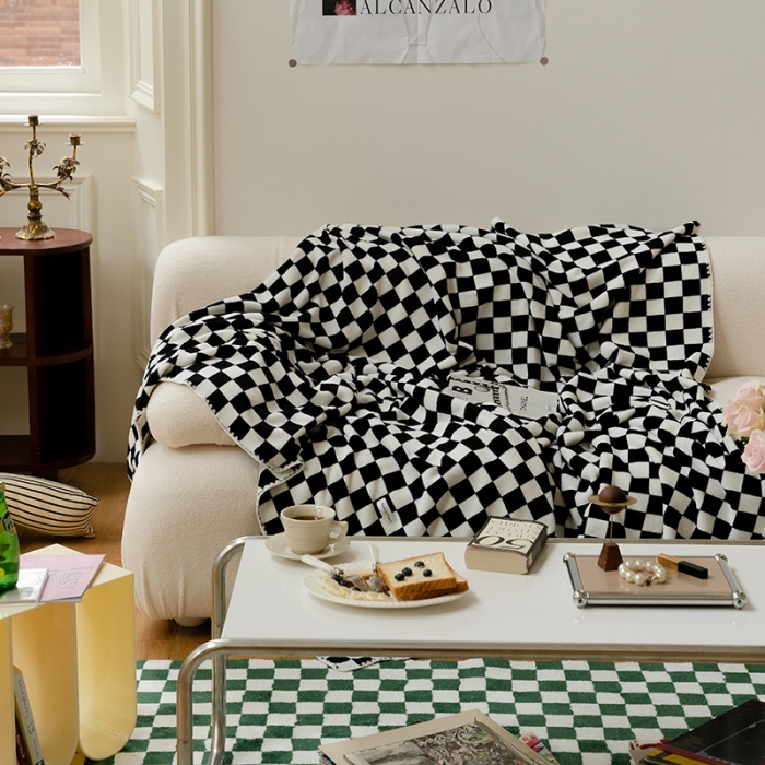 91家纺网 家纺一手货源 找家纺 洋铭区 2021新款牛奶绒棋盘格毯子系列 夜幕黑