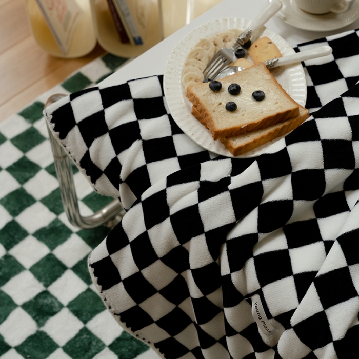 91家纺网 家纺一手货源 找家纺 洋铭区 2021新款牛奶绒棋盘格毯子系列 夜幕黑