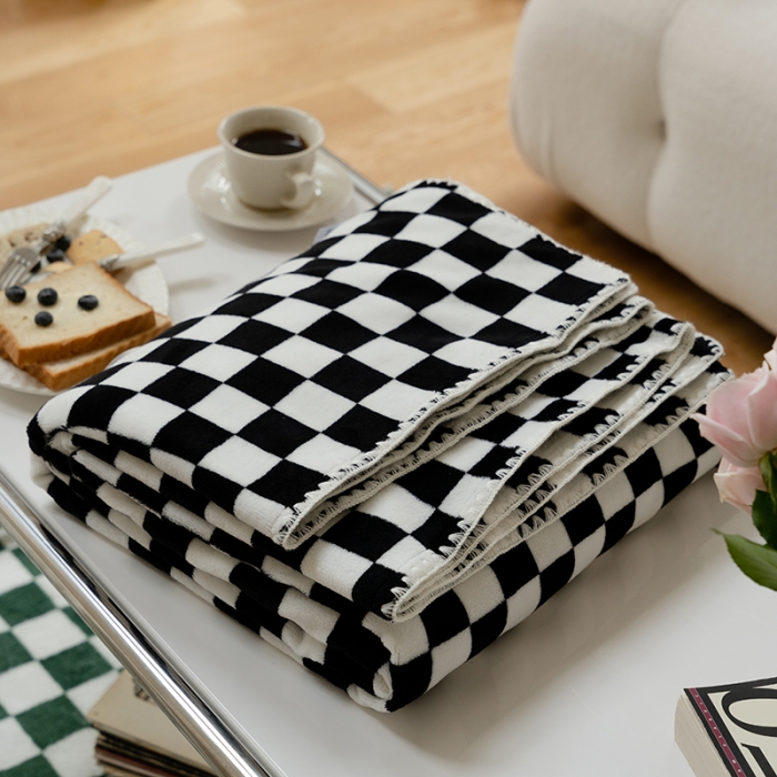 91家纺网 家纺一手货源 找家纺 洋铭区 2021新款牛奶绒棋盘格毯子系列 夜幕黑