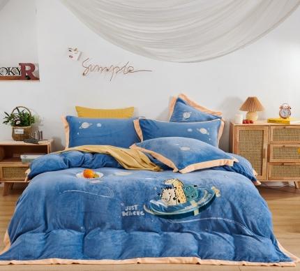 91家纺网 家纺一手货源 找家纺 眠屿家纺2021新款快乐星球贴布绣牛奶绒四件套 宝石蓝