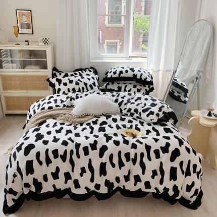 91家纺网 家纺一手货源 找家纺 眠屿家纺2021新款韩版ins黑红素描撞色牛奶绒四件套奶牛纹