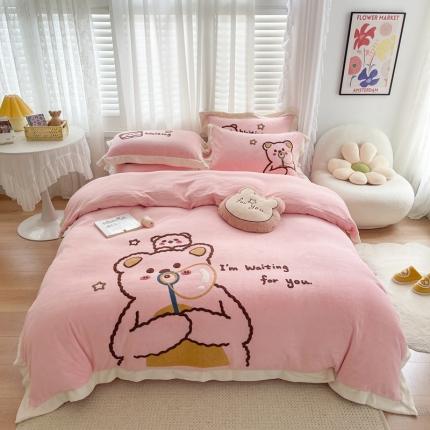 91家纺网 家纺一手货源 找家纺 眠屿家纺2021新款嘟嘟泡泡熊毛巾绣牛奶绒四件套 泡泡熊-粉