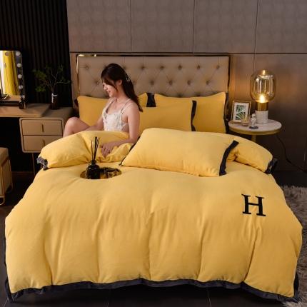 91家纺网 家纺一手货源 找家纺 简爱家纺2025款高克重牛奶绒拼角工艺四件套 H款-鹅黄