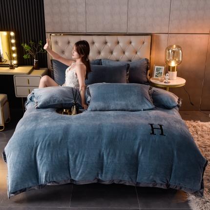 91家纺网 家纺一手货源 找家纺 简爱家纺2025款高克重牛奶绒拼角工艺四件套 H款-蓝灰