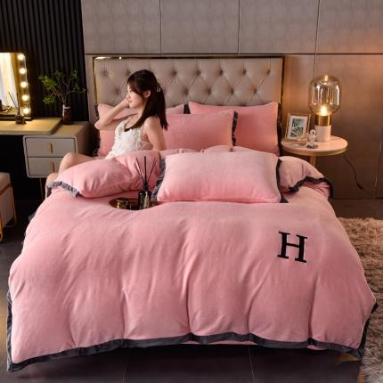 91家纺网 家纺一手货源 找家纺 简爱家纺2025款高克重牛奶绒拼角工艺四件套 H款-钱玉