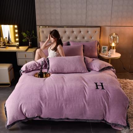 91家纺网 家纺一手货源 找家纺 简爱家纺2025款高克重牛奶绒拼角工艺四件套 H款-浅紫