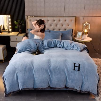 91家纺网 家纺一手货源 找家纺 简爱家纺2025款高克重牛奶绒拼角工艺四件套 H款-天蓝