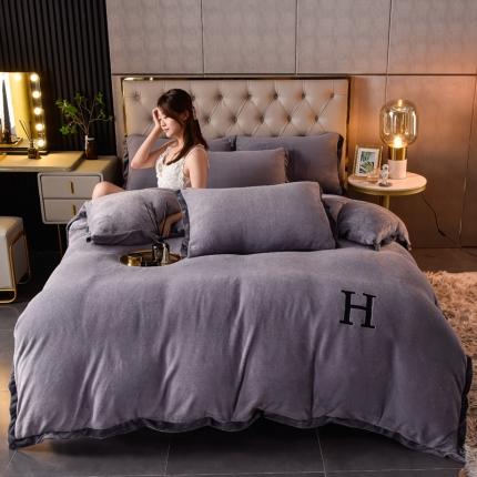 91家纺网 家纺一手货源 找家纺 简爱家纺2025款高克重牛奶绒拼角工艺四件套 H款-烟熏灰