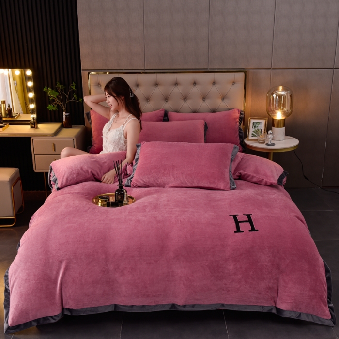 91家纺网 家纺一手货源 找家纺 简爱家纺2025款高克重牛奶绒拼角工艺四件套 H款-豆沙