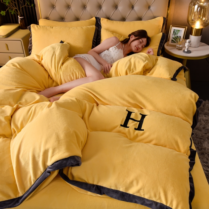 91家纺网 家纺一手货源 找家纺 简爱家纺2025款高克重牛奶绒拼角工艺四件套 H款-鹅黄