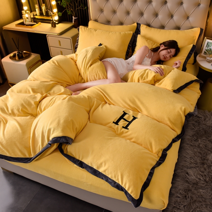 91家纺网 家纺一手货源 找家纺 简爱家纺2025款高克重牛奶绒拼角工艺四件套 H款-鹅黄