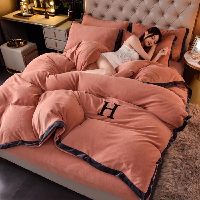 91家纺网 家纺一手货源 找家纺 简爱家纺2025款高克重牛奶绒拼角工艺四件套 H款-焦糖