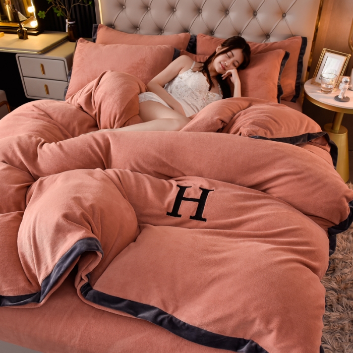 91家纺网 家纺一手货源 找家纺 简爱家纺2025款高克重牛奶绒拼角工艺四件套 H款-焦糖