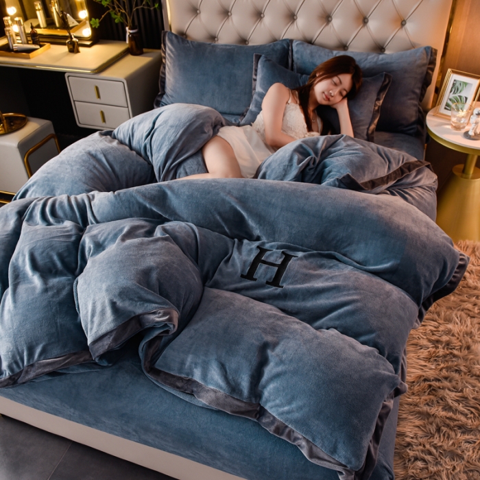 91家纺网 家纺一手货源 找家纺 简爱家纺2025款高克重牛奶绒拼角工艺四件套 H款-蓝灰