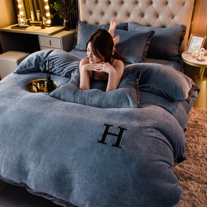 91家纺网 家纺一手货源 找家纺 简爱家纺2025款高克重牛奶绒拼角工艺四件套 H款-蓝灰