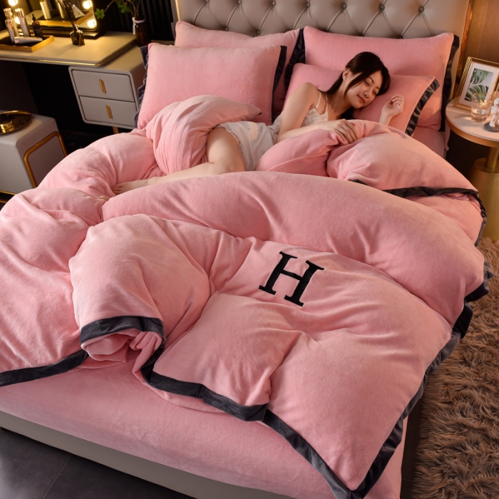 91家纺网 家纺一手货源 找家纺 简爱家纺2025款高克重牛奶绒拼角工艺四件套 H款-钱玉