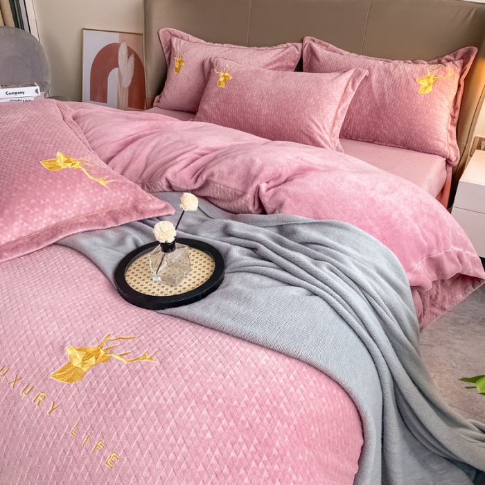 91家纺网 家纺一手货源 找家纺 （总）棉生活家纺 2021新款牛奶绒雕花刺绣四件套