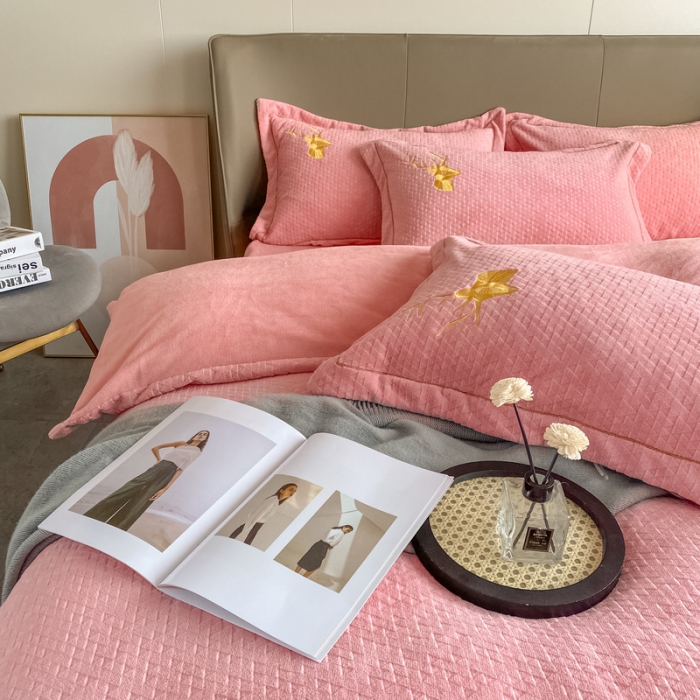 91家纺网 家纺一手货源 找家纺 棉生活家纺 2021新款牛奶绒雕花刺绣四件套 野格-粉