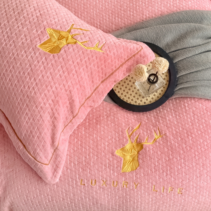 91家纺网 家纺一手货源 找家纺 棉生活家纺 2021新款牛奶绒雕花刺绣四件套 野格-粉