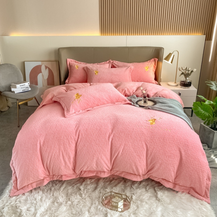 91家纺网 家纺一手货源 找家纺 棉生活家纺 2021新款牛奶绒雕花刺绣四件套 野格-粉