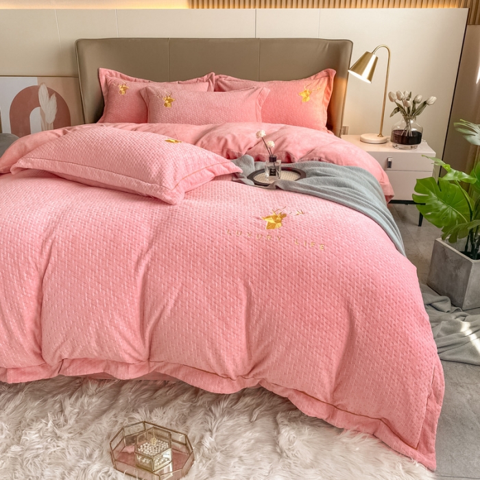 91家纺网 家纺一手货源 找家纺 棉生活家纺 2021新款牛奶绒雕花刺绣四件套 野格-粉