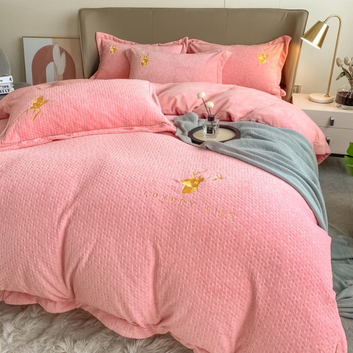 91家纺网 家纺一手货源 找家纺 棉生活家纺 2021新款牛奶绒雕花刺绣四件套 野格-粉