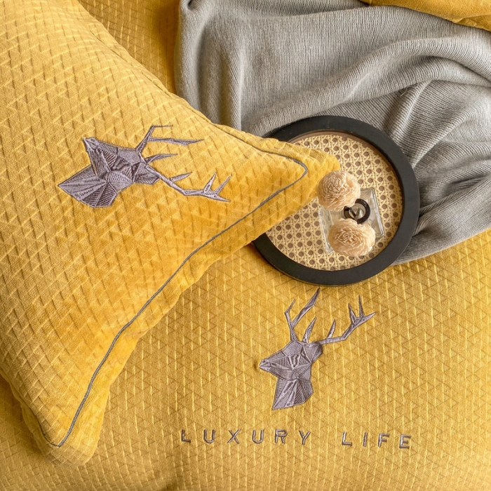 91家纺网 家纺一手货源 找家纺 棉生活家纺 2021新款牛奶绒雕花刺绣四件套 野格-黄