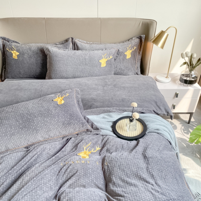 91家纺网 家纺一手货源 找家纺 棉生活家纺 2021新款牛奶绒雕花刺绣四件套 野格-灰