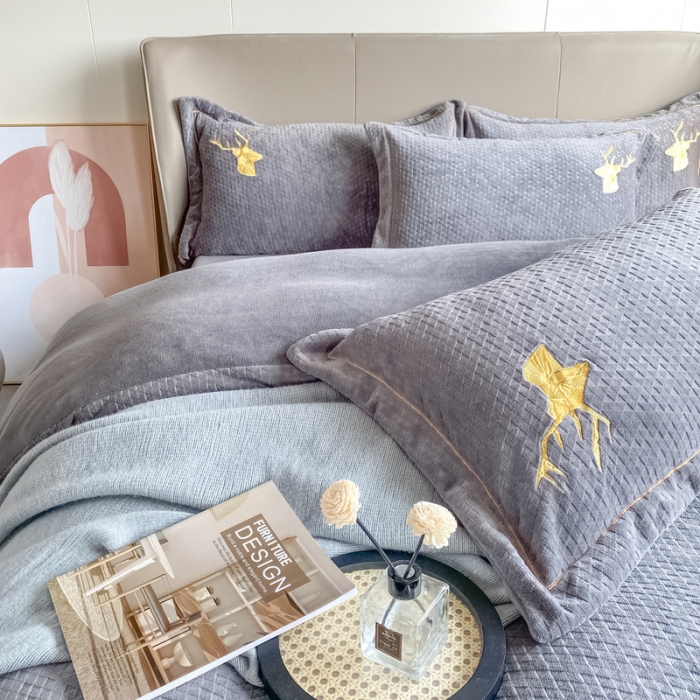 91家纺网 家纺一手货源 找家纺 棉生活家纺 2021新款牛奶绒雕花刺绣四件套 野格-灰