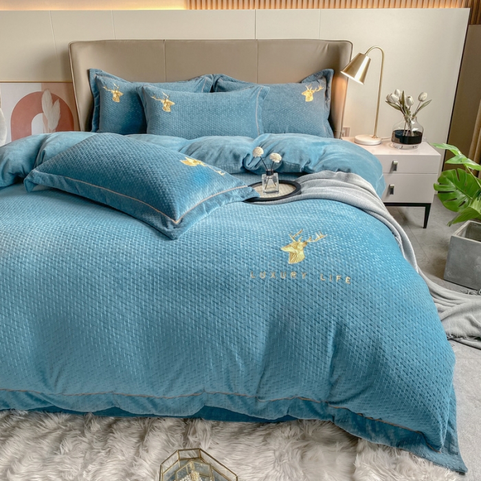 91家纺网 家纺一手货源 找家纺 棉生活家纺 2021新款牛奶绒雕花刺绣四件套 野格-蓝