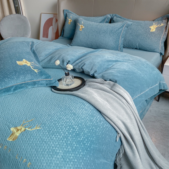 91家纺网 家纺一手货源 找家纺 棉生活家纺 2021新款牛奶绒雕花刺绣四件套 野格-蓝