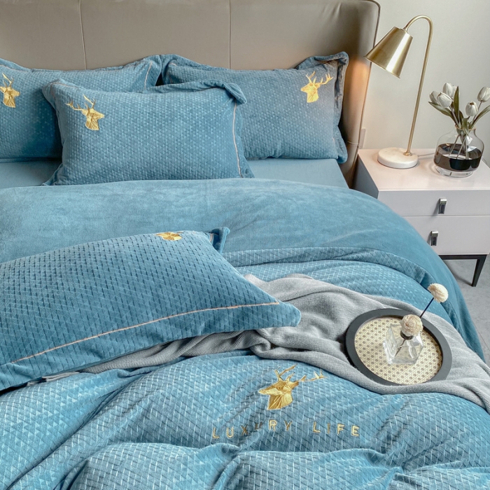 91家纺网 家纺一手货源 找家纺 棉生活家纺 2021新款牛奶绒雕花刺绣四件套 野格-蓝