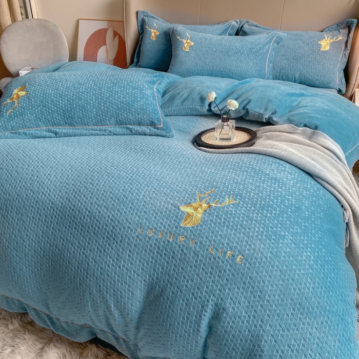 91家纺网 家纺一手货源 找家纺 棉生活家纺 2021新款牛奶绒雕花刺绣四件套 野格-蓝