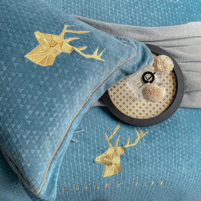 91家纺网 家纺一手货源 找家纺 棉生活家纺 2021新款牛奶绒雕花刺绣四件套 野格-蓝