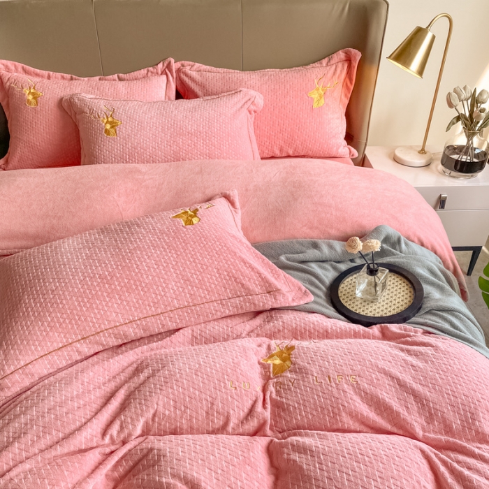 91家纺网 家纺一手货源 找家纺 棉生活家纺 2021新款牛奶绒雕花刺绣四件套 野格-粉