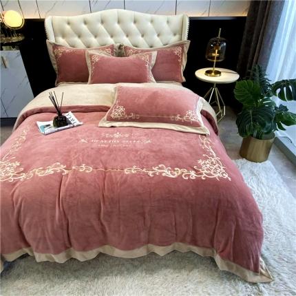 91家纺网 家纺一手货源 找家纺 露梦新款210克超柔牛奶绒抗静电轻奢刺绣款四件套卡琳娜豆沙