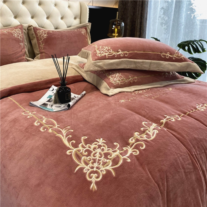 91家纺网 家纺一手货源 找家纺 露梦新款210克超柔牛奶绒抗静电轻奢刺绣款四件套卡琳娜豆沙